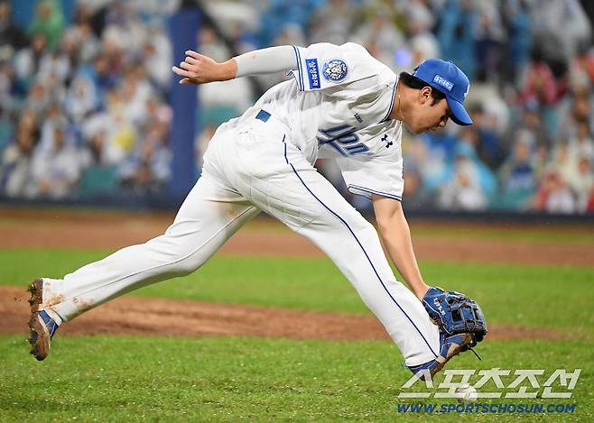 13일 대구 라이온즈파크에서 열린 SSG와 삼성의 준PO 3차전. 8회초 1사 에레디아의 타구를 잡으려던 3루수 김영웅이 허리 부상을 당하고 있다. 대구=정재근 기자 cjg@sportschosun.com/2025.10.13/