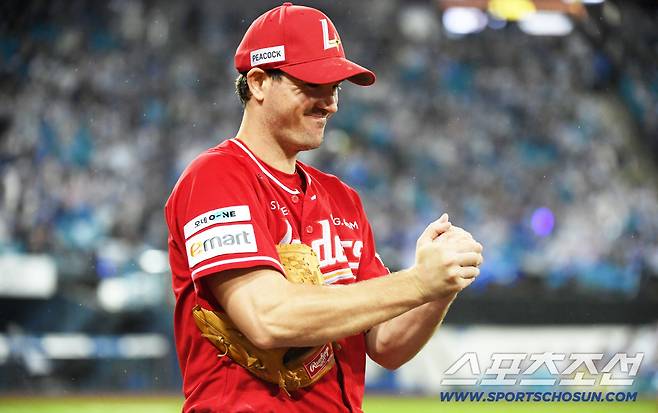 13일 대구 라이온즈파크에서 열린 삼성과 SSG의 준PO 3차전. SSG 앤더슨이 몸을 풀고 있다. 대구=박재만 기자 pjm@sportschosun.com/2025.10.13/