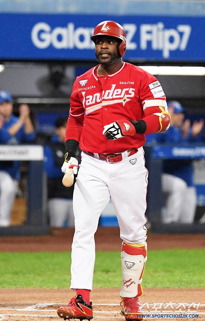 13일 대구 라이온즈파크에서 열린 삼성과 SSG의 준PO 3차전. 1회초 무사 1루 삼성 포수 강민호가 SSG 에레디아를 삼진 처리하고 있다. 대구=박재만 기자 pjm@sportschosun.com/2025.10.13/