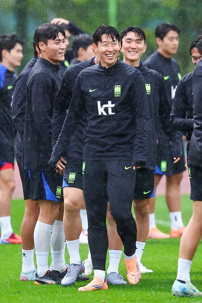 밝은 표정의 손흥민
(고양=연합뉴스) 서대연 기자 = 대한민국 축구 국가대표팀 손흥민이 파라과이와의 평가전을 하루 앞둔 13일 경기도 고양시 고양종합운동장 보조구장에서 열린 공식훈련에서 밝은 표정을 보이고 있다. 2025.10.13