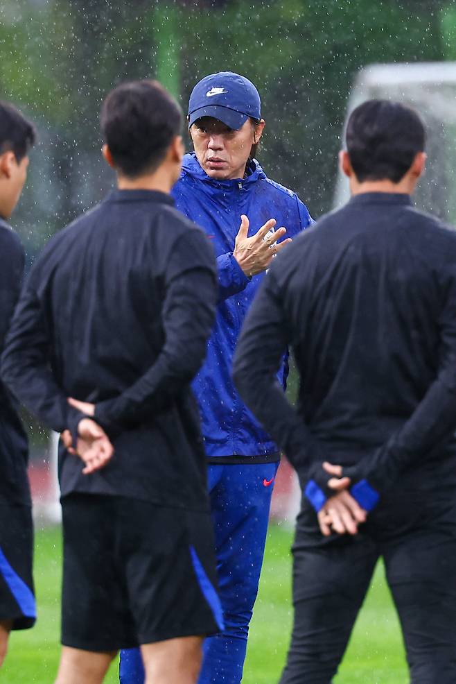 훈련 전 선수들에게 지시 내리는 홍명보 감독

    (고양=연합뉴스) 서대연 기자 = 대한민국 축구 국가대표팀 홍명보 감독이 파라과이와의 평가전을 하루 앞둔 13일 경기도 고양시 고양종합운동장 보조구장에서 열린 공식훈련 시작에 앞서 선수들을 모아놓고 지시를 내리고 있다. 2025.10.13
