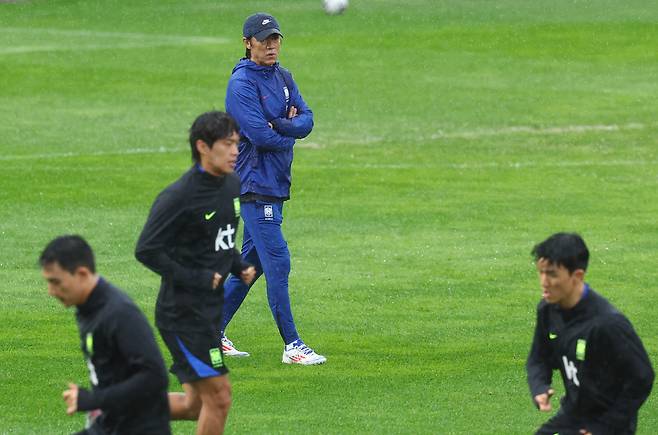 훈련 지켜보는 홍명보 감독

    (고양=연합뉴스) 서대연 기자 = 대한민국 축구 국가대표팀 홍명보 감독이 파라과이와의 평가전을 하루 앞둔 13일 경기도 고양시 고양종합운동장 보조구장에서 열린 공식훈련에서 선수들의 훈련을 지켜보고 있다. 2025.10.13