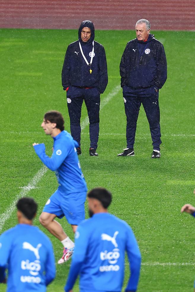 훈련 지켜보는 알파로 파라과이 감독
(고양=연합뉴스) 서대연 기자 = 파라과이 축구 국가대표팀 구스타보 알파로 감독이 우리나라와의 평가전을 하루 앞둔 13일 경기도 고양시 고양종합운동장에서 열린 공식훈련에서 훈련하는 선수들을 지켜보고 있다. 2025.10.13