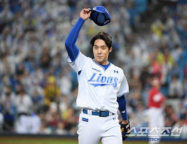 13일 대구 라이온즈파크에서 열린 SSG와 삼성의 준PO 3차전. 7회초 2사까지 1실점으로 호투한 원태인이 마운드를 내려오며 관중석을 향해 인사하고 있다. 대구=정재근 기자 cjg@sportschosun.com/2025.10.13/