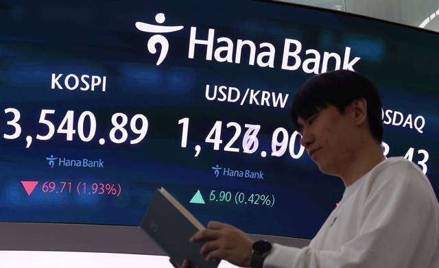 13일 오전 서울 중구 하나은행 딜링룸에서 딜러들이 업무를 보고 있다. 원달러 환율은 9.0원 오른 1430.0원에 거래를 시작했다. /뉴시스