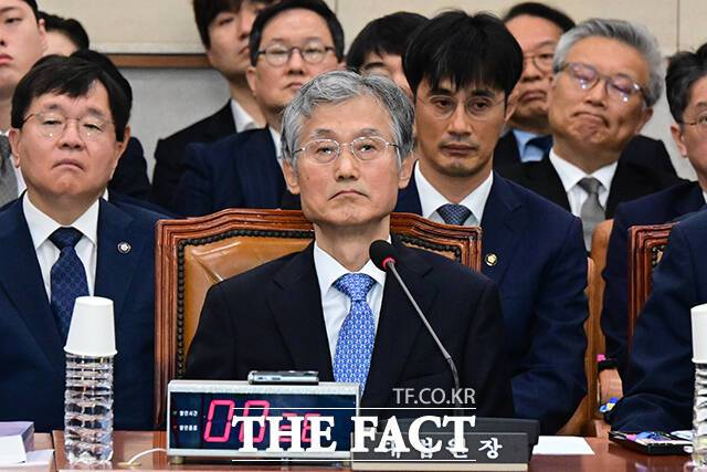 조희대 대법원장이 "헌법과 법률에 따라 직무를 수행해 왔다며 정의와 양심에 벗어난 적이 없다"며 자신의 증인 출석 요구에 불출석 의견서를 제출했다. 조희대 대법원장이 13일 오전 서울 여의도 국회 법제사법위원회에서 열린 대법원 등에 대한 국정감사에 참석해 질의를 듣고 있다./국회=남윤호 기자