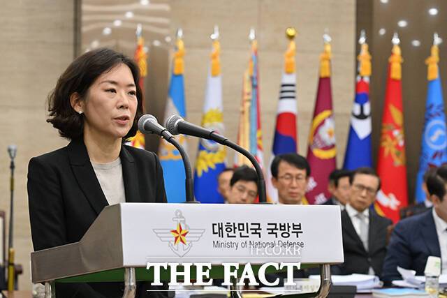 황성혜 구글코리아 부사장이 13일 서울 용산구 국방부 청사에서 열린 국방위원회의 국방부 등에 대한 국정감사에 참고인으로 출석해 의원 질의에 답변하고 있다. /국회사진기자단