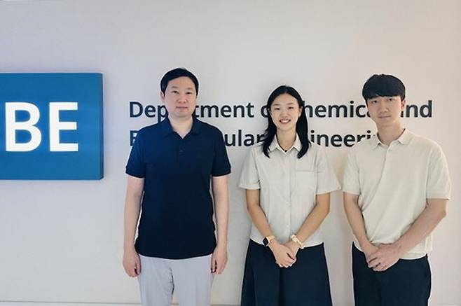 김지한 한국과학기술원(KAIST) 생명화학공학과 교수 연구팀. 왼쪽부터 김교수, 강신영 박사과정, 김영훈 박사과정. 한국과학기술원(KAIST)