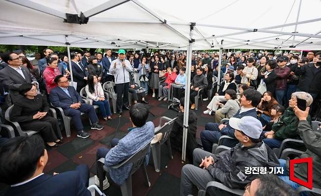 오세훈 서울시장이 13일 오전 재건축 정비계획 변경안이 통과된 서울 강남구 대치동 은마아파트를 찾아 주민 간담회를 하고 있다. 2025.10.13 강진형 기자