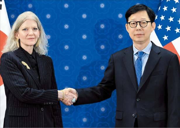 뉴스1박윤주(오른쪽) 외교부 1차관이 10일 외교부 청사에서 열린 한미 외교 차관 전략 대화에 앞서 앨리슨 후커 미국 국무부 정무 차관과 악수를 하고 있다.