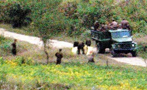 북한군에 간 對北지원 쌀… 정부가 인도주의적 차원에서 북한에 지원한 쌀 포대(적십자사 마크)가 북한군 최전방 부대에서 운반되는 장면이 과거 우리 군 당국에 의해 촬영된 바 있다. 2008년 3월 본지는 대북 지원한 쌀의 군(軍) 전용 의혹을 뒷받침하는 이 사진을 입수해 보도했다.