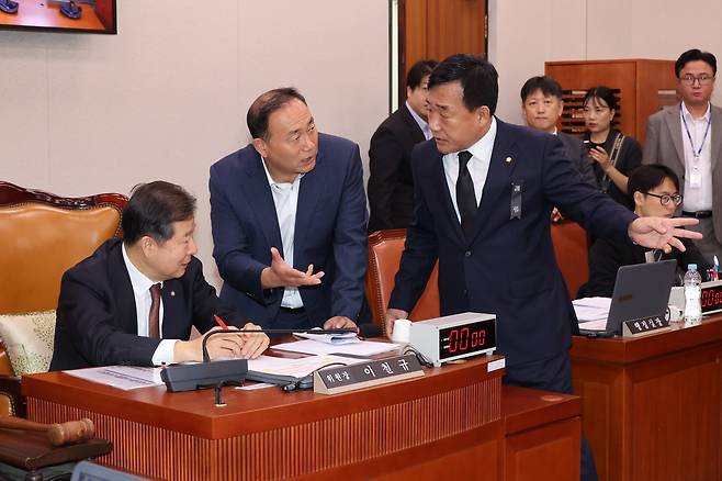 10 13일 서울 국회에서 열린 산업통상자원중소벤처기업위원회 국정감사에서 (왼쪽부터) 이철규 위원장, 더불어민주당 간사 김원이 의원, 국민의힘 간사 박성민 의원이 대화를 나누고 있다. / 연합뉴스