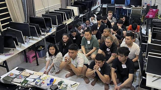 지난 7월 15일 캄보디아 프놈펜 남서부 시하누크빌 주 한 건물에서 당국에 체포된 보이스피싱 사기범들. /APK