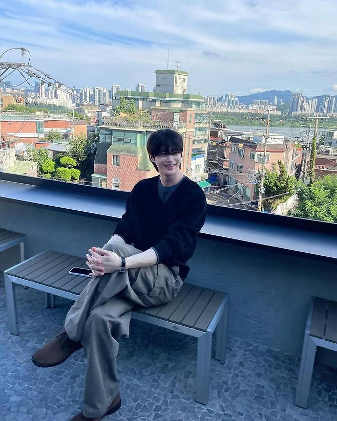 가을 패션의 정석 변우석. 인스타그램 @byeonwooseok