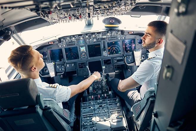 비행 중 전자기기를 비행기 모드로 전환하지 않으면 조종사 통신에 잡음이 생길 수 있다고 전직 기장이 밝혔다. 그는 “작은 규칙이 가장 큰 안전을 지킨다”고 당부했다. 자료 사진=게티이미지뱅크