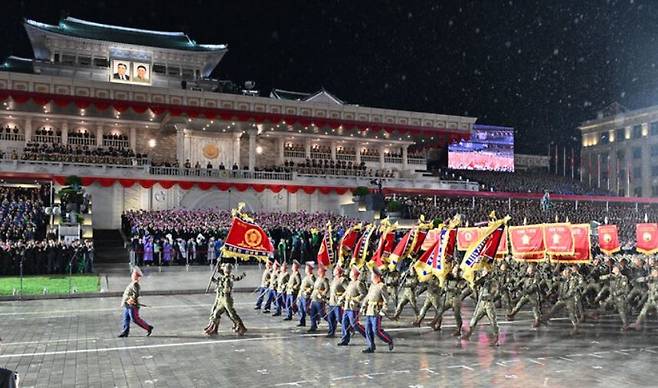 평양 김일성광장에서 10일 열린 노동당 창건 80주년 기념 열병식에서 북한군 열병부대가 김정은이 지켜보고 있는 주석단 앞을 통과하고 있다. 조선중앙TV 캡처
