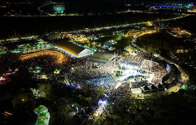 전남 나주시는 지난 8~12일 영산강정원 일원에서 열린 '2025 나주영산강축제'<사진>가 52만여명의 방문객을 끌어모으며 대한민국 대표 가을축제로 확실히 자리매김했다고 밝혔다. 나주시 제공