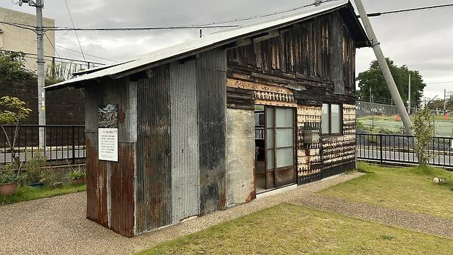 일본 교토 우토로마을 ‘우토로평화기념관\' 한켠에 과거 이 마을에 거주하던 이들의 집이 보인다. 과거 정착촌은 현재 아파트로 바뀌었고, 과거 건물은 관람객을 위한 전시용으로 별도 설치됐다.