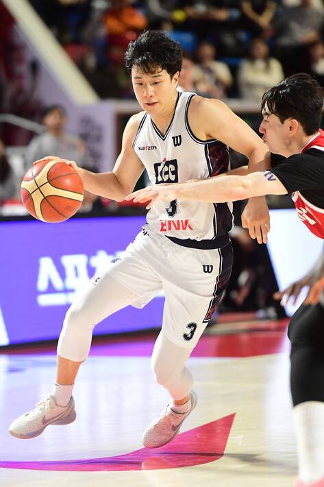 돌파를 시도하는 허웅. 한국농구연맹 제공