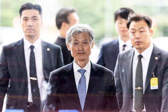 조희대(가운데) 대법원장이 국회 법제사법위원회의 대법원(법원행정처) 국정감사에서 인사말을 하기 위해 13일 서울 여의도 국회의사당 본청으로 들어서고 있다. 뉴스1