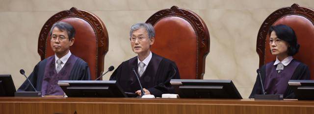 조희대(가운데) 대법원장을 비롯한 대법관들이 5월 1일 서울 서초구 대법원에서 이재명 당시 더불어민주당 대선 후보의 공직선거법 위반 사건에 대한 전원합의체 선고를 진행하고 있다. 한국일보 자료사진