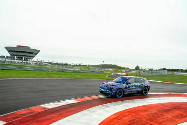 포르쉐 카이엔 일렉트릭이 독일 라이프치히에 있는 포르쉐 익스피리언스 센터(PEC) 내 서킷에서 고속 주행을 하고 있다. 포르쉐 제공