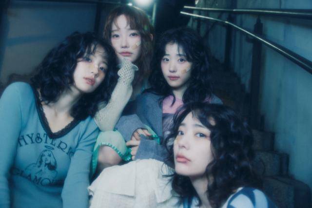 밴드 QWER(큐더블유이알)은 최근 타 그룹과의 응원봉 유사성 논란에 휩싸였다. 타마고 프로덕션 제공