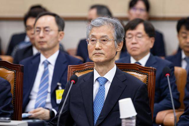 조희대 대법원장이 13일 국회에서 열린 법제사법위원회의 대법원 등에 대한 국정감사에 출석해 의원들의 질의를 듣고 있다. 뉴스1