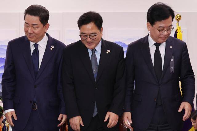 우원식(가운데) 국회의장이 13일 서울 여의도 국회의장 집무실에서 여야 원내대표와 회동을 하기 앞서 김병기(왼쪽) 더불어민주당 원내대표, 송언석 국민의힘 원내대표와 기념 촬영을 마친 뒤 자리로 향하고 있다. 뉴스1