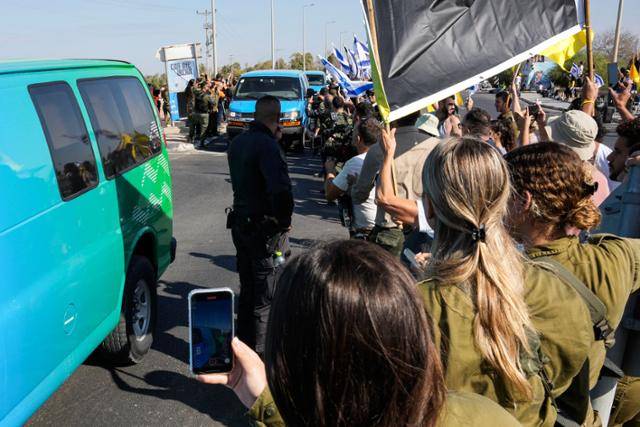 팔레스타인 무장 정파 하마스 측이 석방하기 위한 인질을 태운 차량이 13일 이스라엘 남부 가자지구 국경 근처 라임 군기지에 도착하고 있다. AFP 연합뉴스