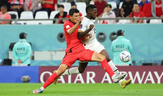 수비하는 김민재 (알라이얀=연합뉴스) 김도훈 기자 = 28일 오후(현지시간) 카타르 알라이얀의 에듀케이션 시티 스타디움에서 열린 2022 카타르 월드컵 조별리그 H조 2차전 대한민국과 가나의 경기. 한국 김민재와 가나 쿠두스가 공을 다투고 있다. 2022.11.28 superdoo82@yna.co.kr (끝) 〈저작권자(c) 연합뉴스, 무단 전재-재배포 금지〉