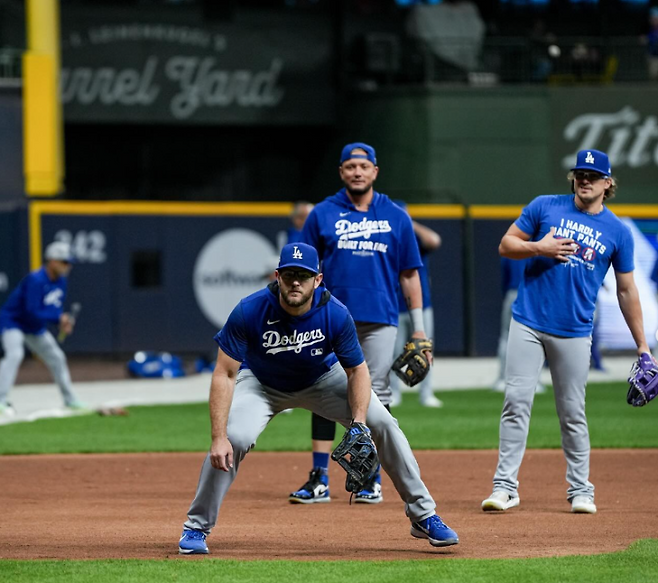 밀워키에 입성, 챔피언십시리즈 1차전을 앞두고 첫 훈련을 소화하고 있는 다저스 내야진. 다저스 SNS
