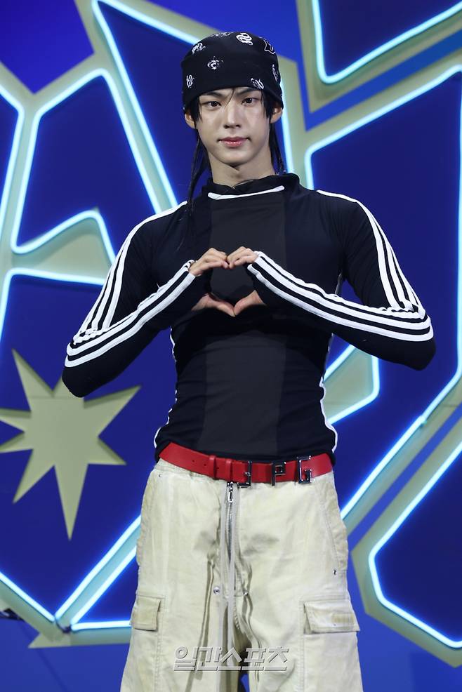 투어스(TWS) 도훈이 13일 오후 서울 광진구 예스24라이브홀에서 열린 미니 4집 'play hard' 미디어 쇼케이스에서 포토타임을 갖고 있다. 투어스는 과열된 상태를 뜻하는 타이틀곡 ‘OVERDRIVE(오버드라이브)’를 통해 사랑에 푹 빠진 청춘의 역동적인 감정을 노래한다. 서병수 기자 qudtn@edaily.co.kr /2025.10.13/