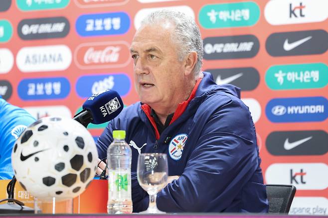 <yonhap photo-5931=""> 공식기자회견서 발언하는 파라과이 대표팀 감독 (고양=연합뉴스) 서대연 기자 = 파라과이 축구 대표팀 구스타보 알파로 감독이 대한민국과의 평가전을 하루 앞둔 13일 경기도 고양시 고양종합운동장에서 열린 기자회견에서 발언하고 있다. 2025.10.13 dwise@yna.co.kr/2025-10-13 17:04:45/ <저작권자 ⓒ 1980-2025 ㈜연합뉴스. 무단 전재 재배포 금지, AI 학습 및 활용 금지></yonhap>
