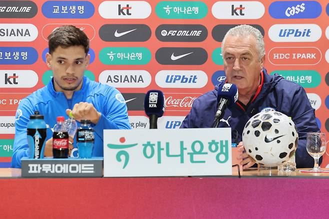 <yonhap photo-6012=""> 평가전 앞두고 기자회견 나선 파라과이 알파로 감독과 보바디야 (고양=연합뉴스) 서대연 기자 = 파라과이 축구 대표팀 구스타보 알파로 감독과 다미안 보바디야가 대한민국과의 평가전을 하루 앞둔 13일 경기도 고양시 고양종합운동장에서 열린 기자회견에 참석하고 있다. 2025.10.13 dwise@yna.co.kr/2025-10-13 17:17:14/ <저작권자 ⓒ 1980-2025 ㈜연합뉴스. 무단 전재 재배포 금지, AI 학습 및 활용 금지></yonhap>
