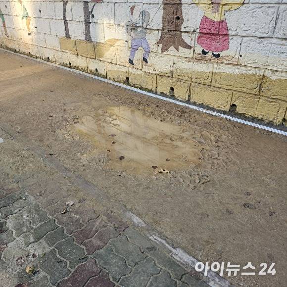 봉우근린공원 옆 보행자도로 구간에 설치된 ‘양주시 맨발길’. 비가 온 뒤 흙탕물이 고여 시민들이 이용하지 못하는 상황이다. [사진=김우주 기자.]