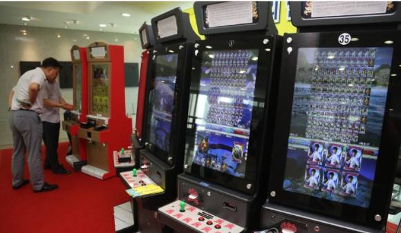 지난 2018년 국회 의원회관에서 열린 '게임의 사행성 문제로부터 이용자 보호를 위한 국회포럼' 체험 부스에서 방문객들이 사행성 기기를 살펴보고 있다. 전시된 기기들은 경찰 단속으로 압수된 것들로 시연을 위해 설치됐다. [사진=연합뉴스]