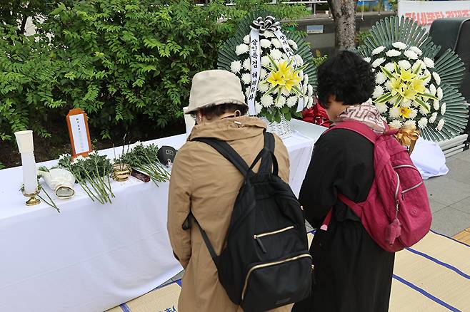 지난 12일 김건희 여사 관련 의혹을 수사 중인 민중기 특별검사팀 사무실이 있는 서울 광화문 KT웨스트빌딩 앞에 '양평 공흥지구 특혜 의혹'과 관련해 수사받다 숨진 채 발견된 경기 양평군 공무원 A씨의 분향소가 마련돼 있다.신자유연대와 국민의힘 평당원협의회 등 단체들은 이날 오후 간이 분향소를 설치하고 특검을 규탄하는 집회를 열었다. 2025.10.12 [사진=연합뉴스]