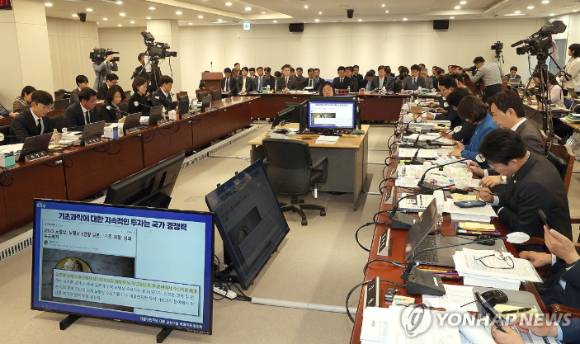 배경훈 부총리 겸 과학기술정보통신부 장관이 13일 정부세종청사에서 열린 국회 과학기술정보방송통신위원회의 과학기술정보통신부에 대한 국정감사에서 질의에 답하고 있다. [사진=연합뉴스]