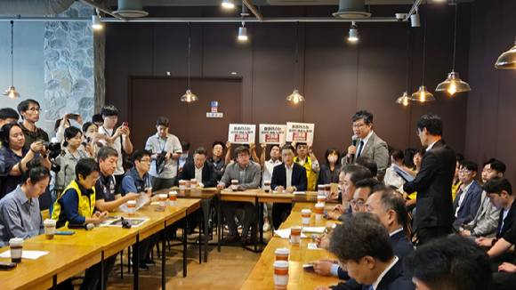 지난달 19일 서울 홈플러스 강서점에서 'MBK 홈플러스 사태 해결 TF'가 간담회를 진행하고 있다. 이날 간담회에서는 홈플러스의 회생을 위한 MBK파트너스에 대한 책임 있는 자세를 촉구했다.