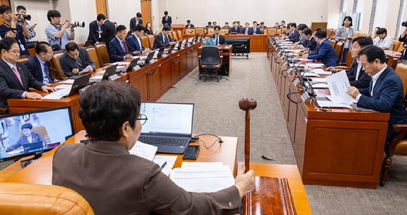 임이자 국회 기획재정위원장이 지난달 30일 국회에서 열린 기재위 전체 회의에서 2025년도 국정감사 증인·참고인 출석요구의 건을 처리하고 있다.  [사진=연합뉴스]