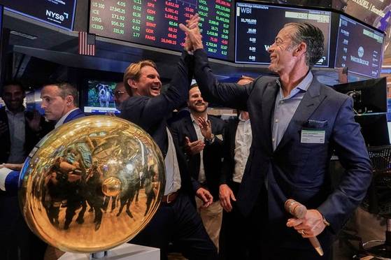 지난달 17일(현지시간) 뉴욕 증권거래소(NYSE)에서 워터브리지 인프라스트럭처 기업공개(IPO)가 진행되며 존 롱 최고경영자(CEO, 왼쪽)와 데이비드 캐퍼비앙코 회장(오른쪽)이 축하하고 있다. AP= 연합뉴스