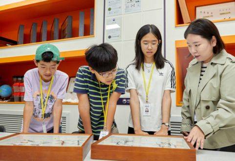 이혜린(맨 오른쪽) 연구사와 함께 기후 등 환경변화에 특히 취약한 잠자리목 표본을 살핀 김산하·이현우·김이솔(왼쪽부터) 학생기자.