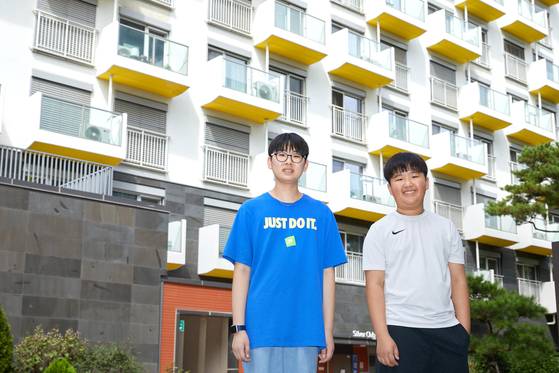 서울 노원구에 있는 에너지 제로 주택단지 ‘이지하우스(EZ House)’에 방문한 서진하(왼쪽)·이시온 학생기자가 에너지 절약 기술에 대해 알아봤다.