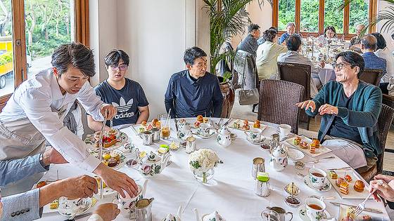 영화 '색, 계' 촬영지 더 베란다에서 애프터눈 티를 즐기는 박찬일 셰프와 홍콩백끼 미식 원정대. 백종현 기자