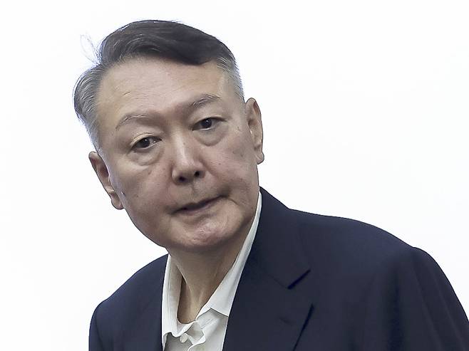 윤석열 전 대통령이 지난달 26일 서울 서초구 서울중앙지법에서 열린 특수공무집행방해, 직권남용 권리행사방해 등 혐의 사건 1차 공판에 출석하고 있다. 연합뉴스