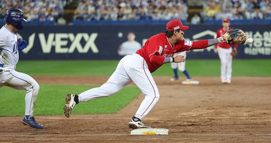 '공아, 어디 가니'   (대구=연합뉴스) 윤관식 기자 = 13일 대구 삼성라이온즈파크에서 열린 2025 프로야구 KBO리그 포스트시즌 준플레이오프 3차전 SSG 랜더스와 삼성 라이온즈의 경기. 3회말 2사 주자 1,3루 상황에서 삼성 김성윤의 내야안타 때 2루수 송구실책으로 공이 빠지며 김성윤이 1루로 들어오고 있다. 2025.10.13   psik@yna.co.kr (끝)  〈저작권자(c) 연합뉴스, 무단 전재-재배포, AI 학습 및 활용 금지〉