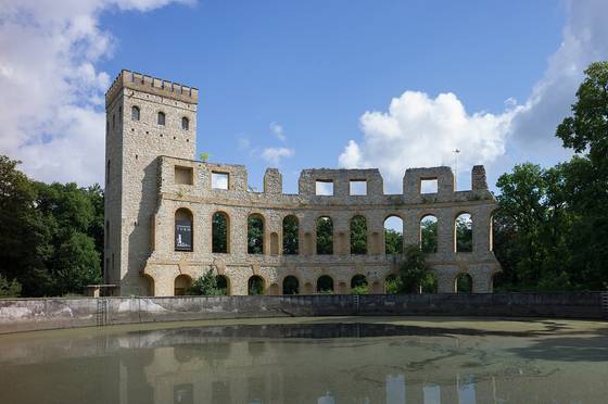 독일 포츠담에 위치한 프로이센 왕국의 상수시 궁전은 독일의 지중해 콤플렉스를 잘 보여준다. 궁전 외곽에 자리한 ‘폐허의 언덕’ 위에는 반원형 극장 벽, 토스카나식 원형 신전 등 고대 로마 유적을 모방해 1748년 축조된 가짜 로마 유적이 있다. [사진 위키미디어 커먼즈]