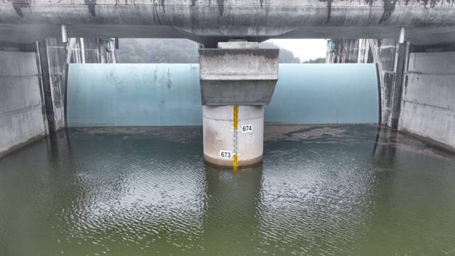 ▲ 태백시 용수의 77.7%와 정선 고한·사북, 삼척 도계지역의 용수공급을 책임지고 있는 광동댐(삼척시 하장면 광동리 위치)의 13일 현재 저수율이 71.8%(943만2400㎥로, 예년(67%) 보다도 4.8%p 높은 수치를 기록하고 있다.