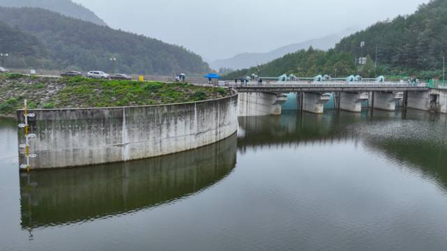 ▲ 태백시 용수의 77.7%와 정선 고한·사북, 삼척 도계지역의 용수공급을 책임지고 있는 광동댐(삼척시 하장면 광동리 위치)의 13일 현재 저수율이 71.8%(943만2400㎥로, 예년(67%) 보다도 4.8%p 높은 수치를 기록하고 있다.